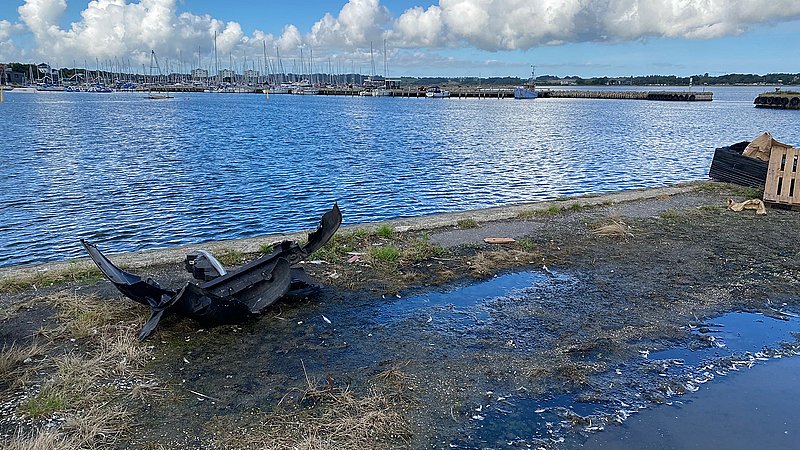 Bil endte 15 meter ude i Struer Havn efter gaderæs De er ekstremt