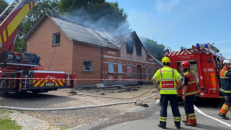 Voldsom Brand Sendte Flammer Ud Af Døre Og Vinduer | TV MIDTVEST