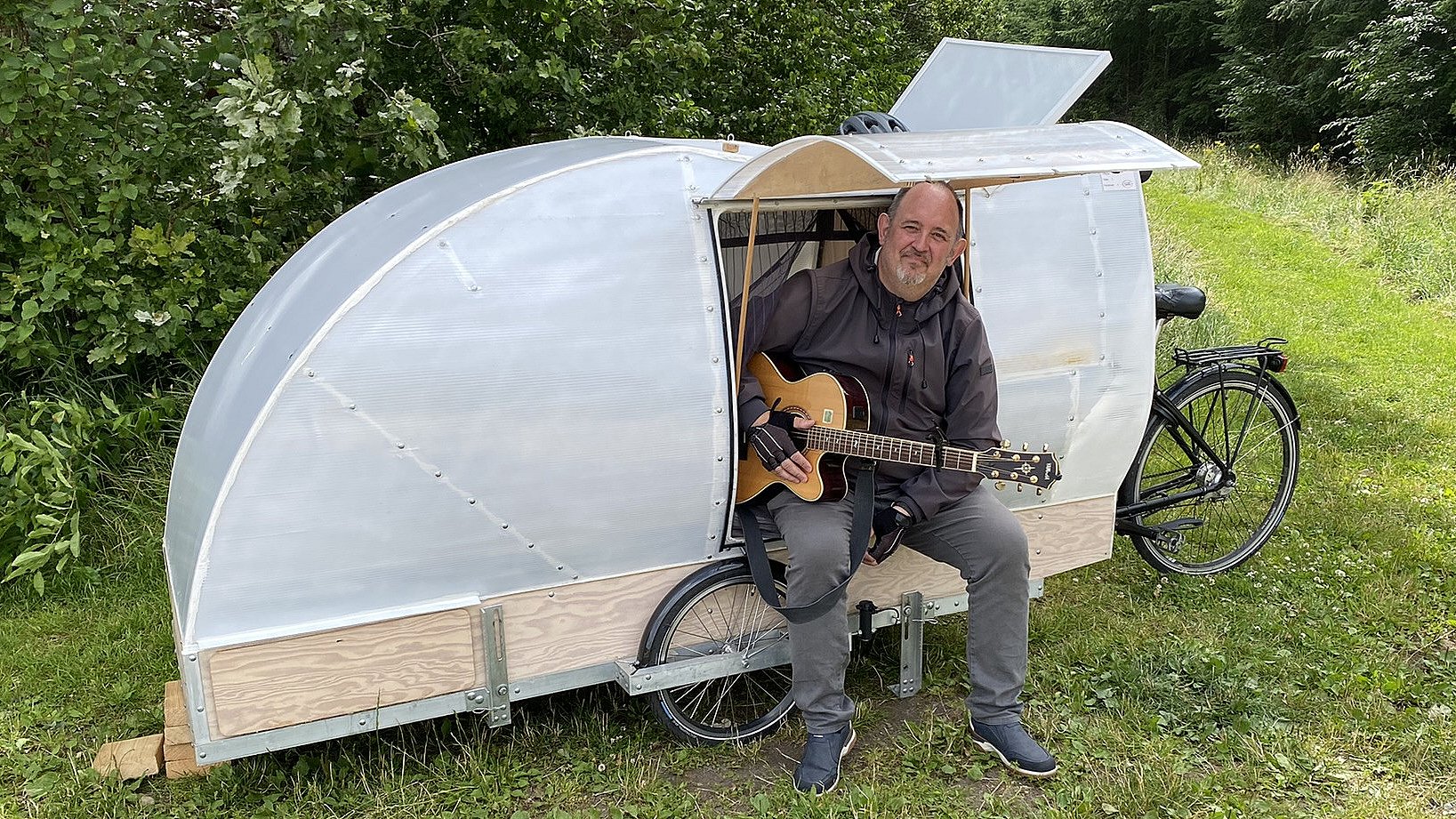Se det enestående køretøj: Jesper har opfundet camping-cykel TV MIDTVEST