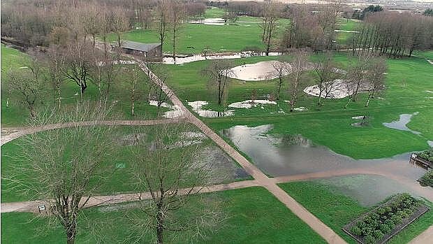 Regnfuldt vejr tvinger golfklubber til at | TV MIDTVEST