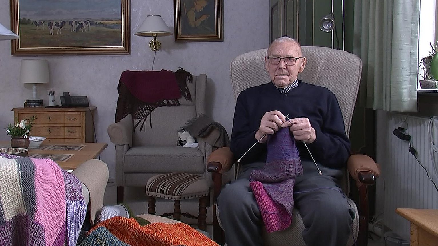 Henry strikker tæpper til Kors | TV MIDTVEST