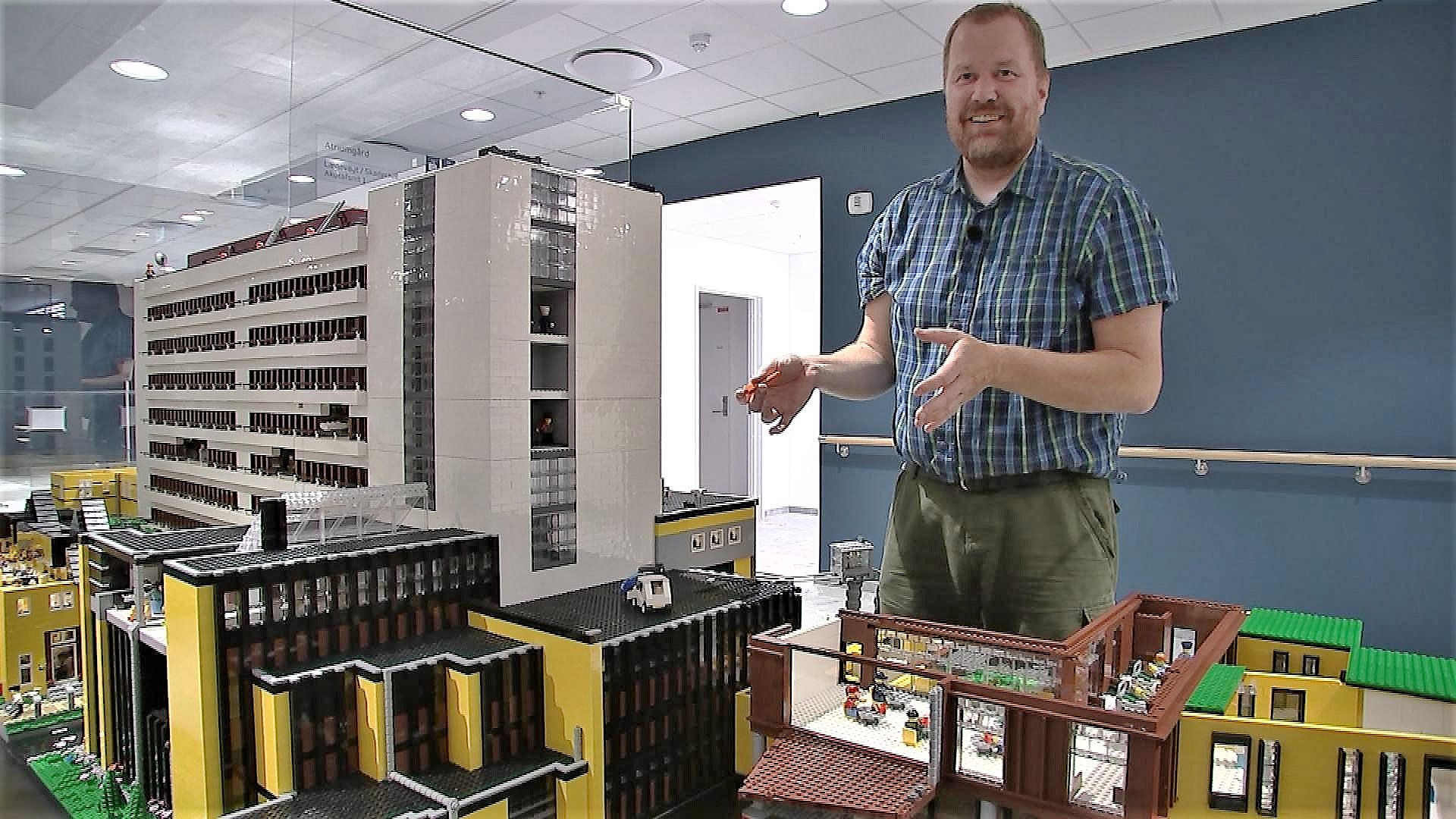 Anders har bygget hospital i Lego – har brugt hundredtusindvis af klodser | TV