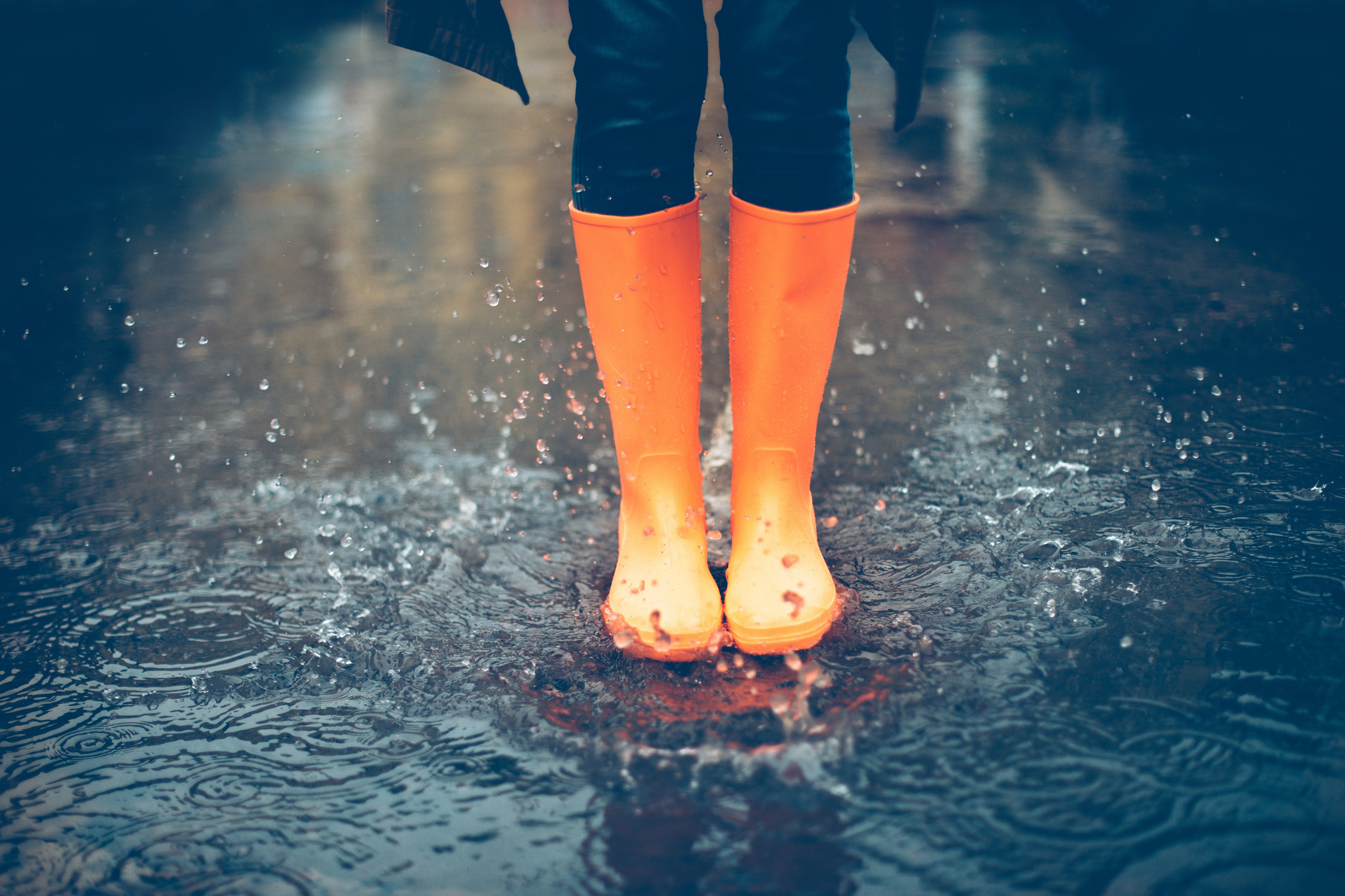 Gråt og regnfuldt kræver gummistøvler | TV MIDTVEST