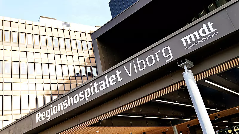Vagt holder uvedkommende ude Regionshospitalet Viborg TV MIDTVEST
