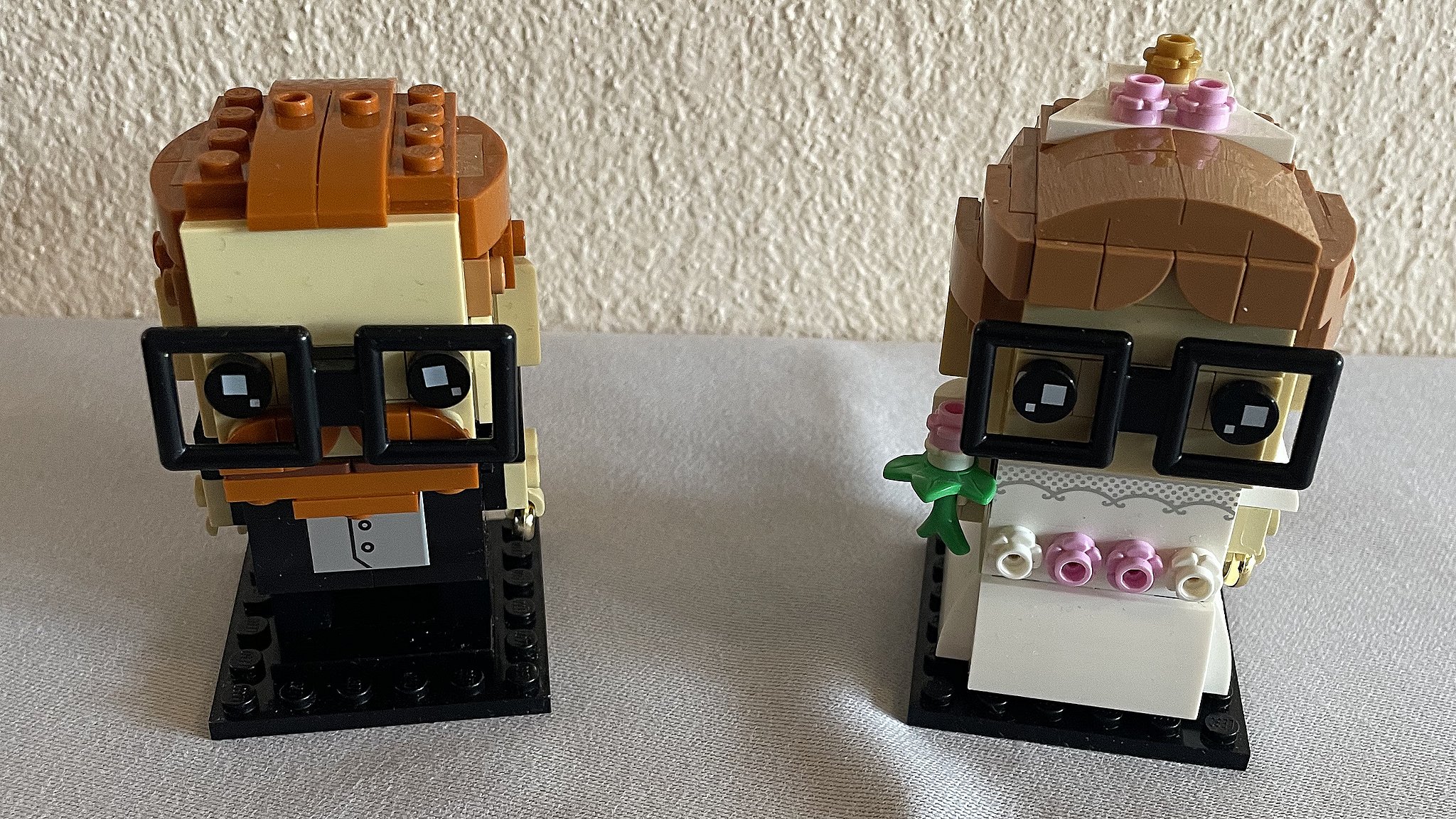 Fjendtlig fløde Lænestol Brudebuket og bordkort i Lego: Lillian og Jimmi brugte knap 10.000 klodser  på deres bryllup | TV MIDTVEST