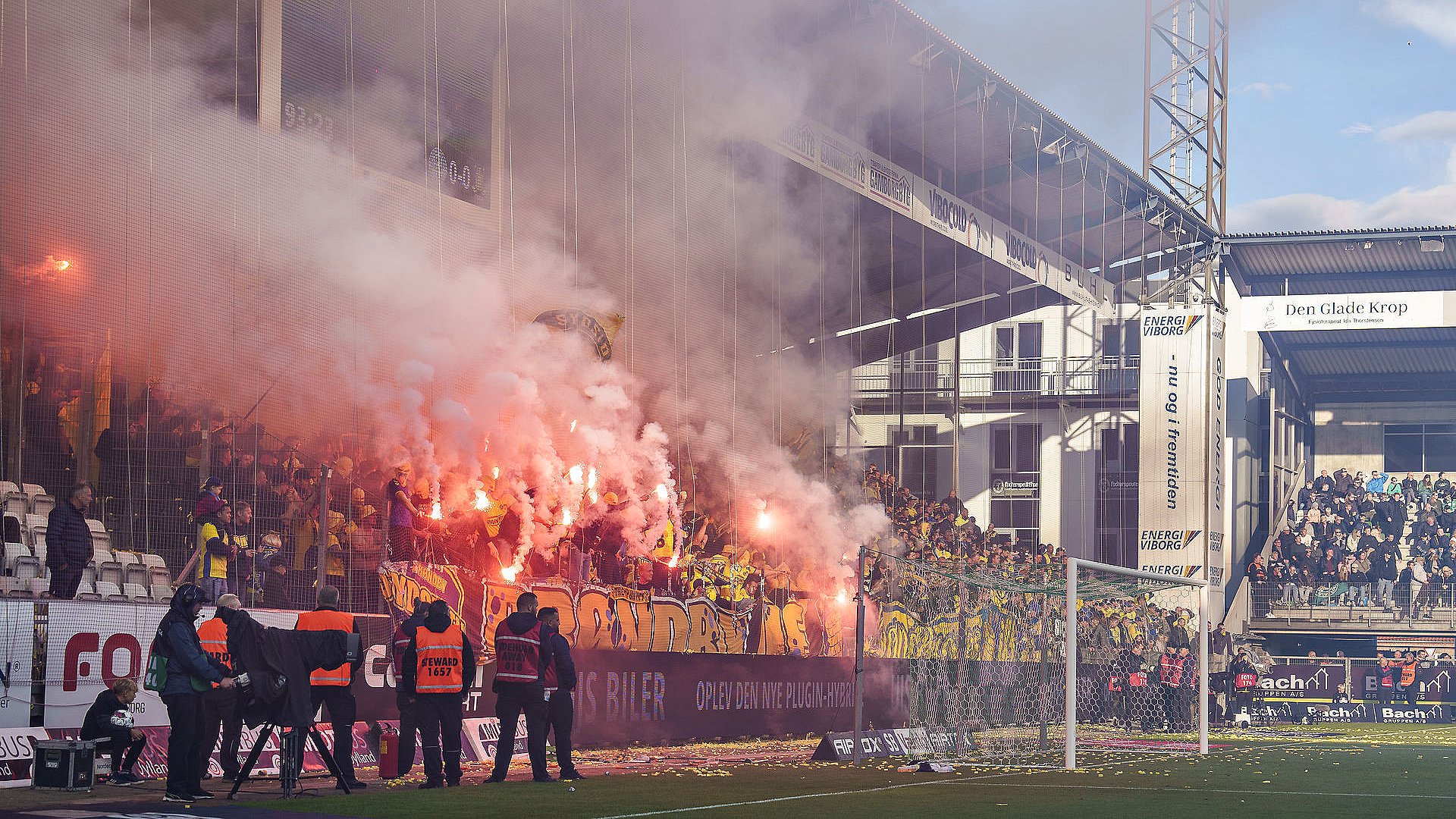 Brøndby-ballade sendte ekstra politifolk til Viborg - måtte trække stavene  mod fodboldfans | TV MIDTVEST