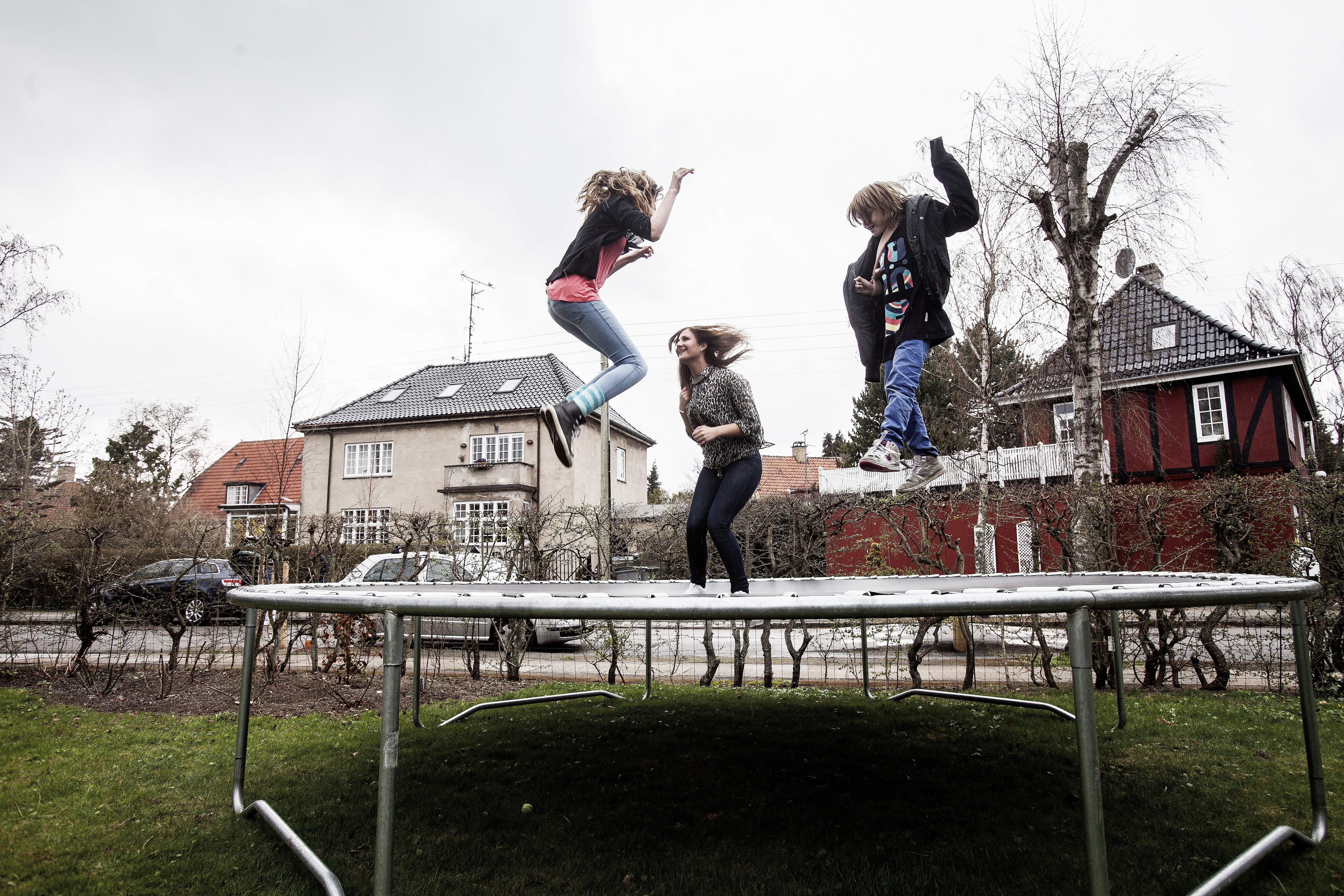 Pas på de små: Overlæge om sæson for trampolinskader | TV MIDTVEST