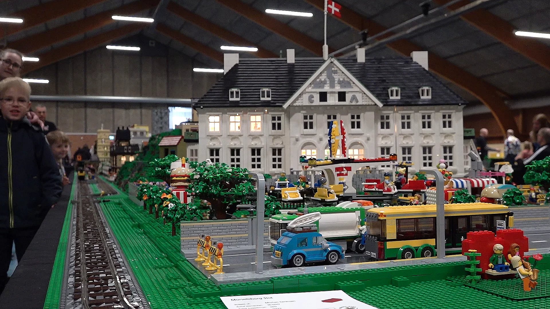Gigantiske Lego-bygninger bliver vist MIDTVEST
