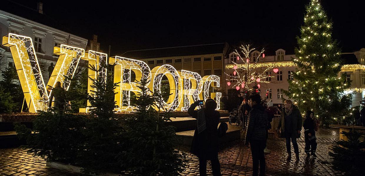 Viborg skruer ned julelysene – byer overvejer samme | MIDTVEST