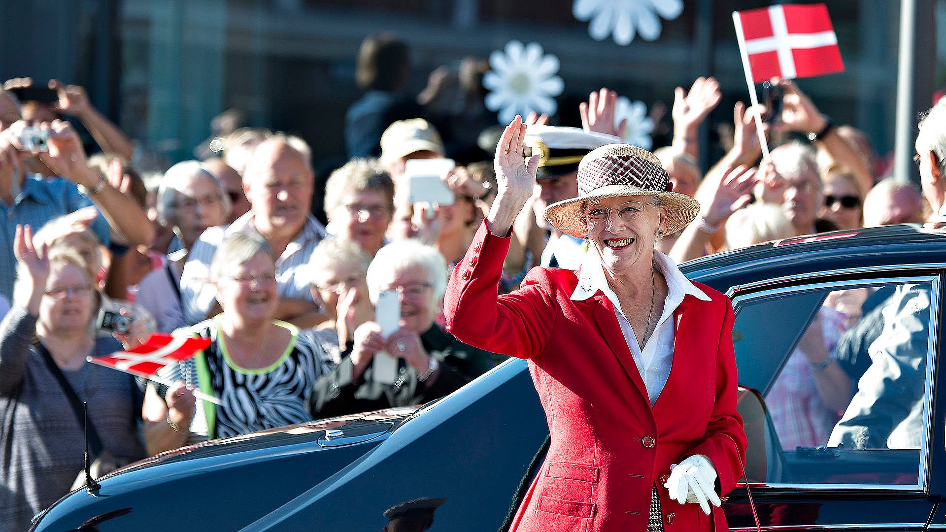 Dronningen fylder 80 år: midt- og vestjyder ser tilbage på deres møde med majestæten | TV MIDTVEST