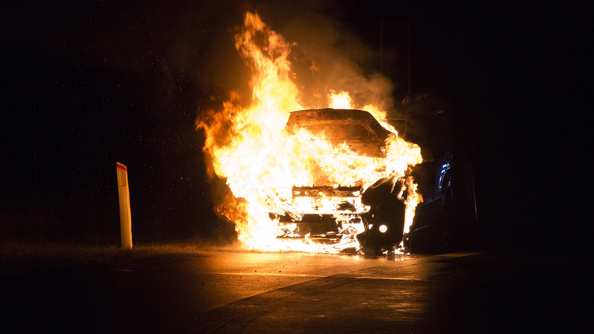 Familiefar hørte lyd i sin motor - stod bilen i flammer | TV