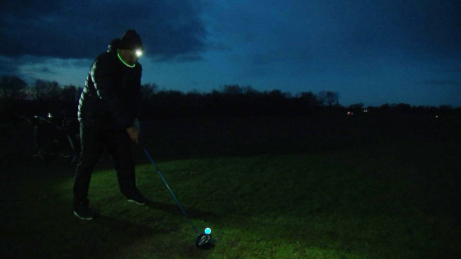 Golfklub svinger jernet i mørke | TV