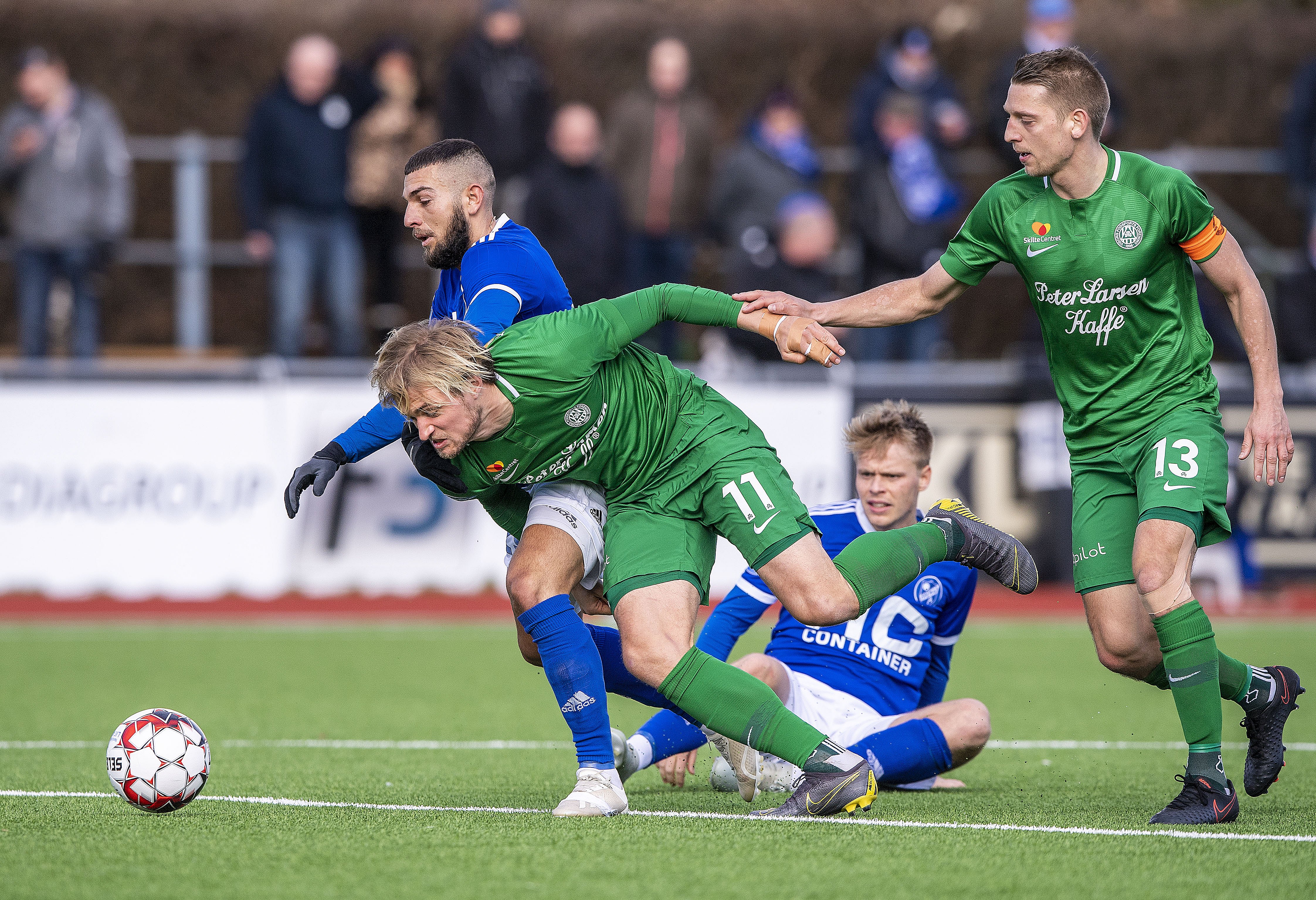 Fodbold og holder presset på hinanden TV MIDTVEST