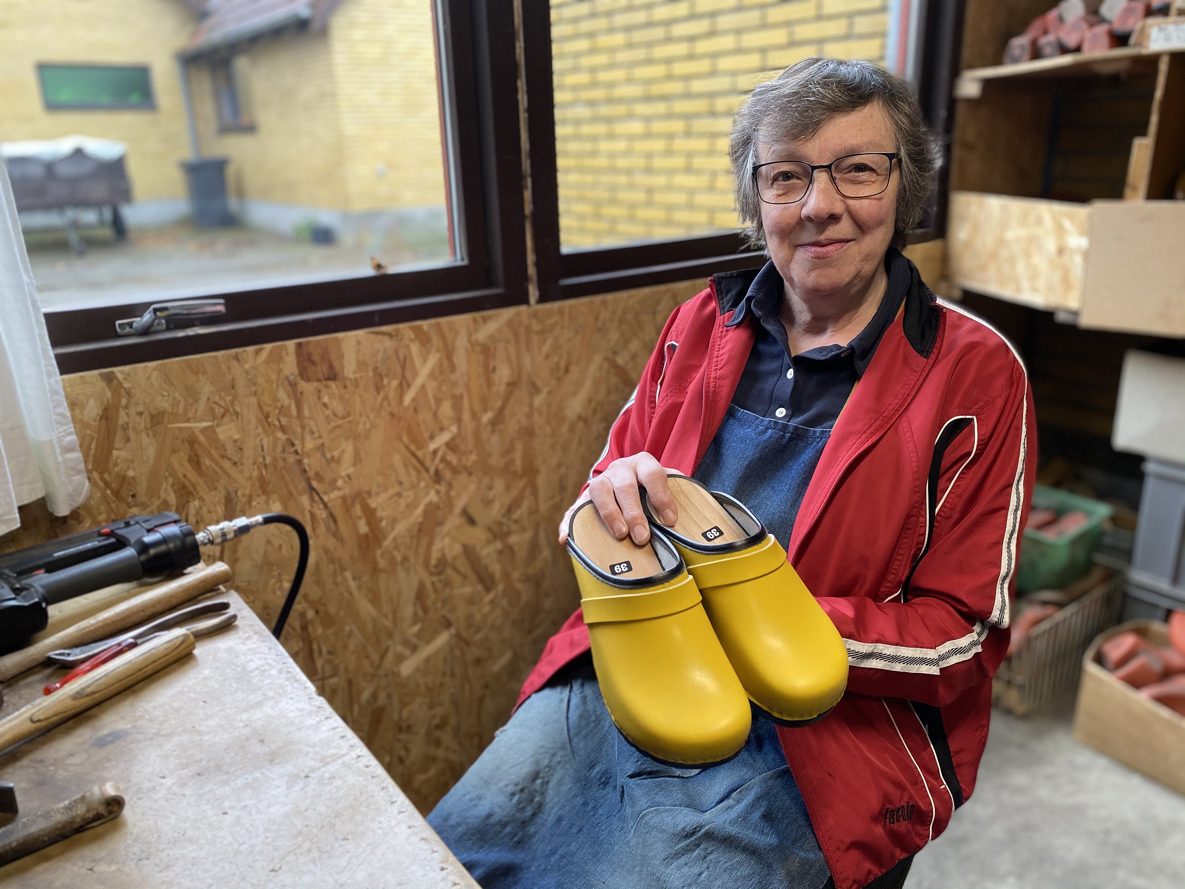 Inger har lavet træsko i 44 år: - Jeg nyder at glæde folk et par træsko | TV