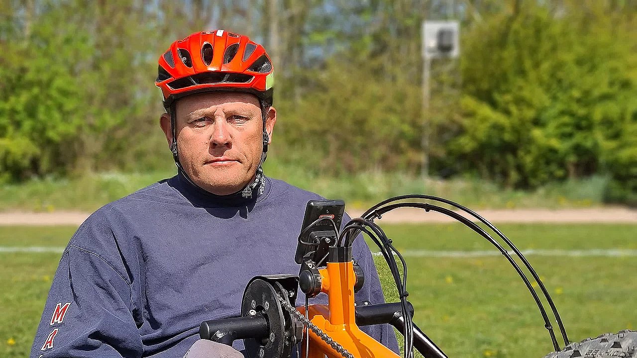 Jens er lam fra og ned: Med denne cykel kan jeg tage skoven med familien | TV MIDTVEST
