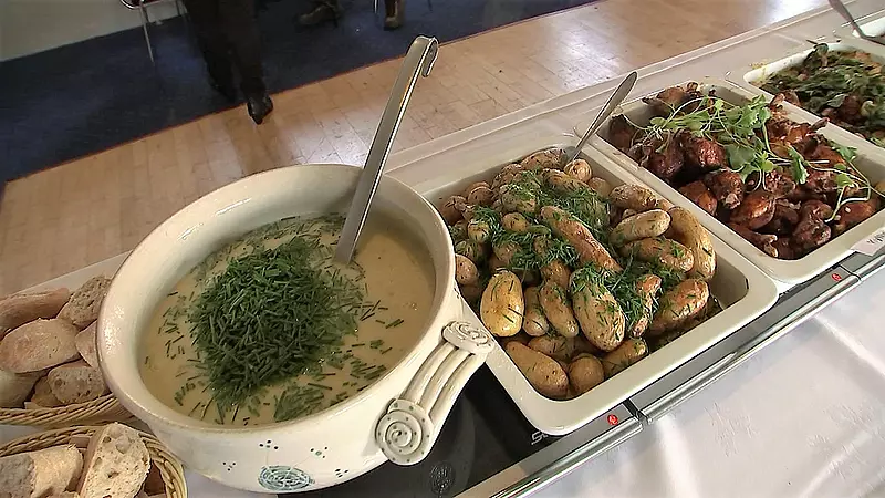 binær musikkens Print Mindre madspild: Gæsterne valfarter til buffet fyldt med rester på Roslev  Kro | TV MIDTVEST