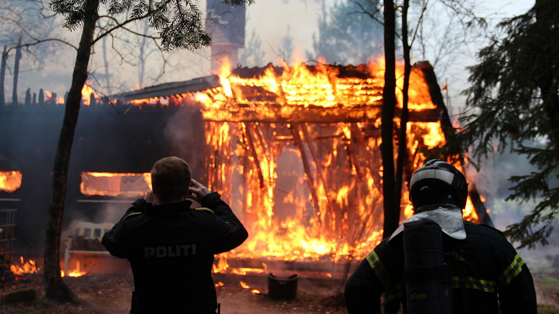 Voldsom brand i sommerhus: - Det står ikke til at redde | TV MIDTVEST