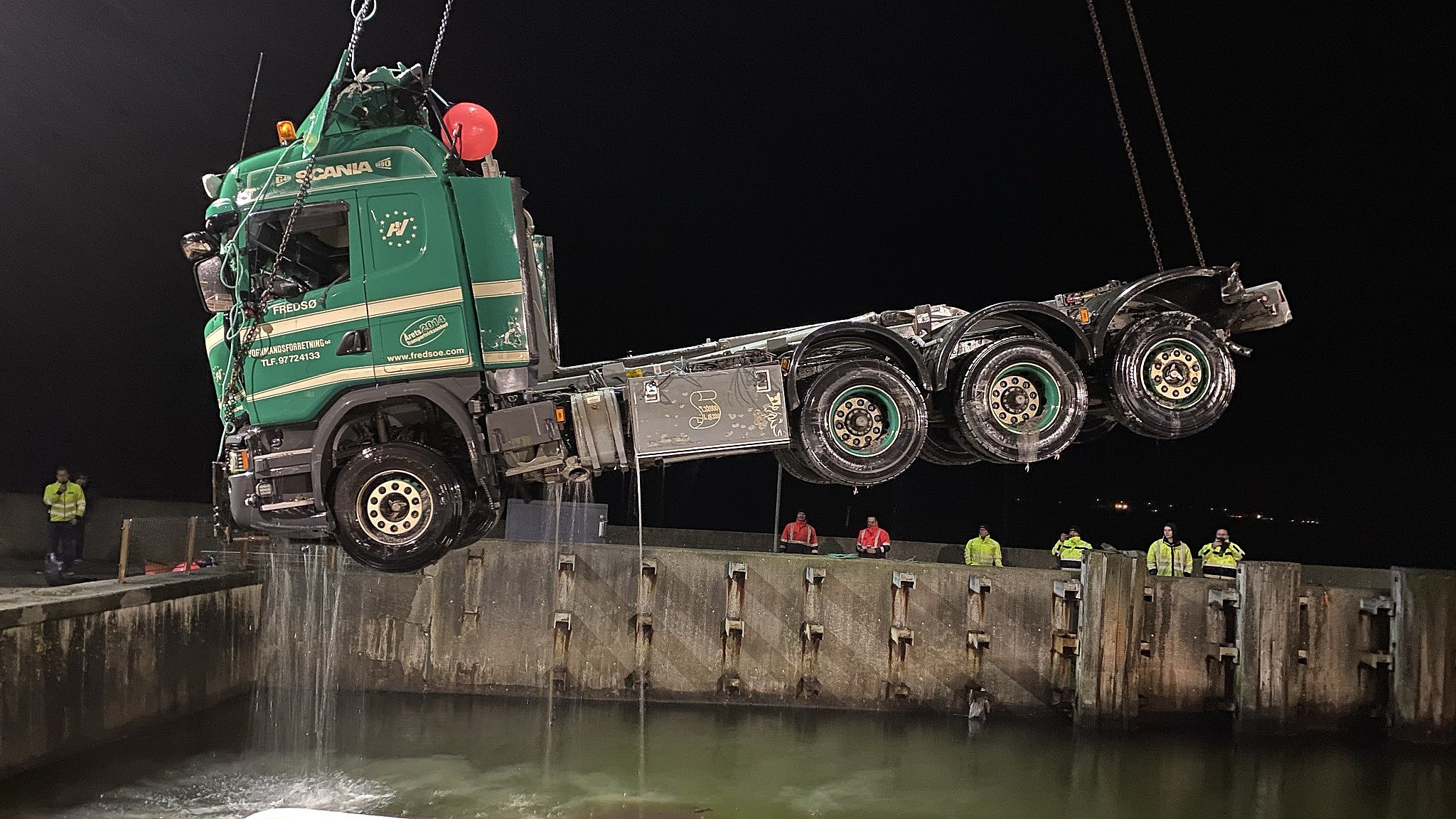 El camión fue izado por el Limfjord.  Pero primero había sido arrastrado 150 metros por el fondo del mar.