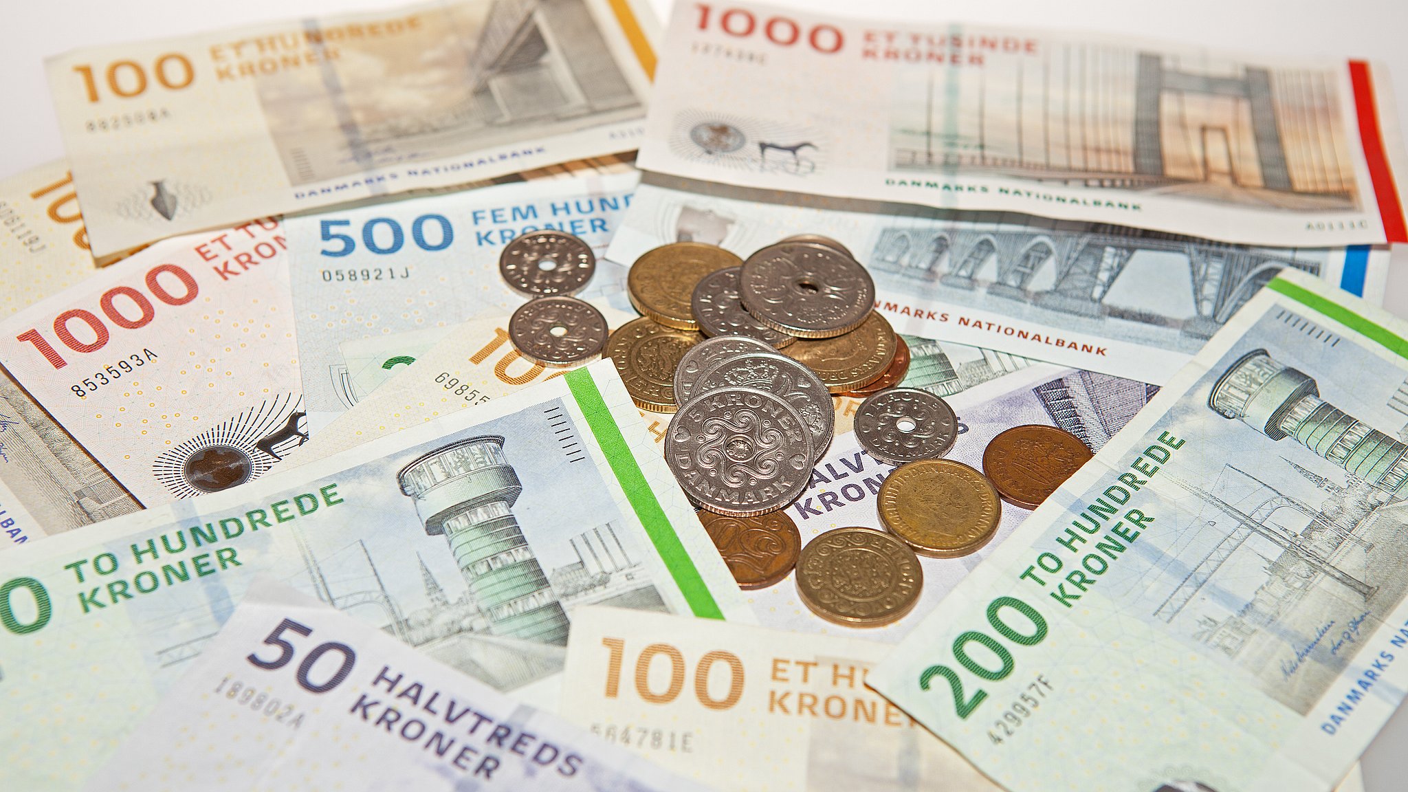 Денежные средства в национальной валюте. Датские деньги. Датская крона валюта. Денежная единица Дании. Валюта Дании фото.