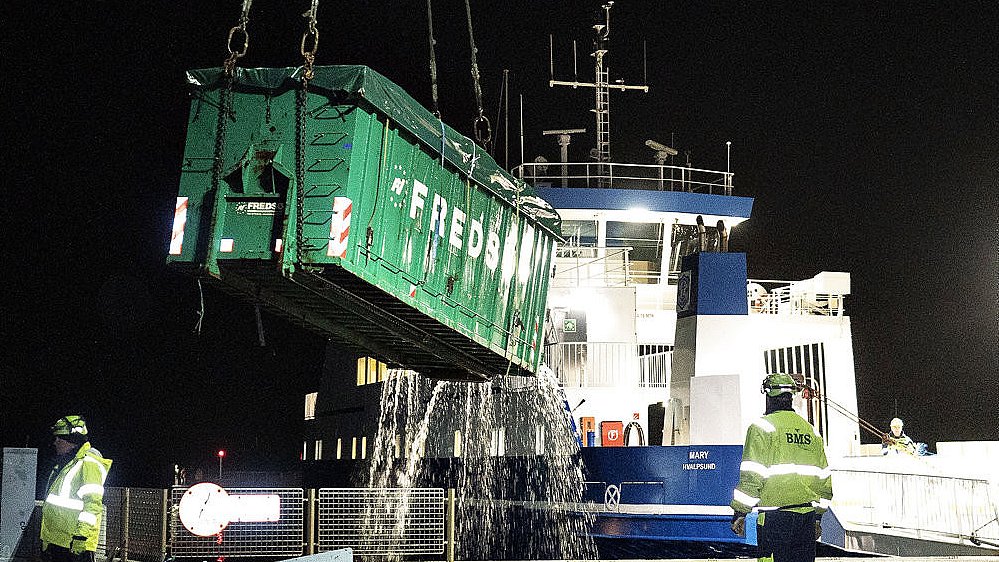 container fra væltet lastbil er hevet op af vandet | TV MIDTVEST