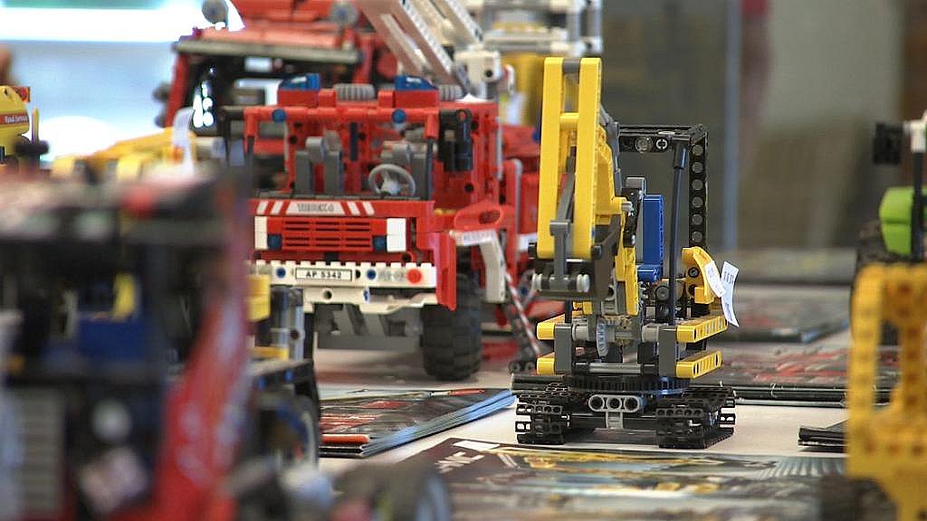 kapitalisme Tryk ned knap Kæmpe LEGO samling på auktion | TV MIDTVEST